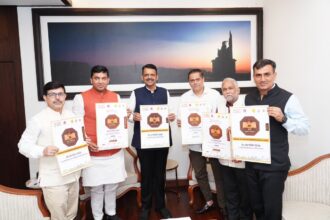 मुख्यमंत्री देवेंद्र फडणवीस समेत पांच लोग मुंबई पुस्तक महोत्सव 2026 के पोस्टर प्रदर्शित करते हुए।