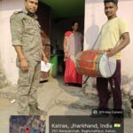फरार दो आरोपियों के घर कतरास पुलिस ने चिपकाया इश्तेहार