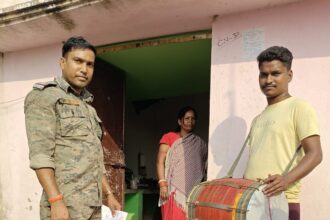फरार दो आरोपियों के घर कतरास पुलिस ने चिपकाया इश्तेहार