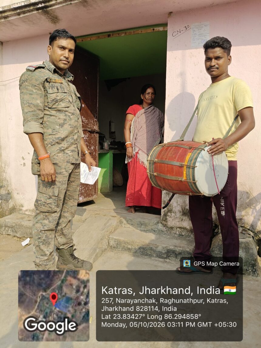 फरार दो आरोपियों के घर कतरास पुलिस ने चिपकाया इश्तेहार