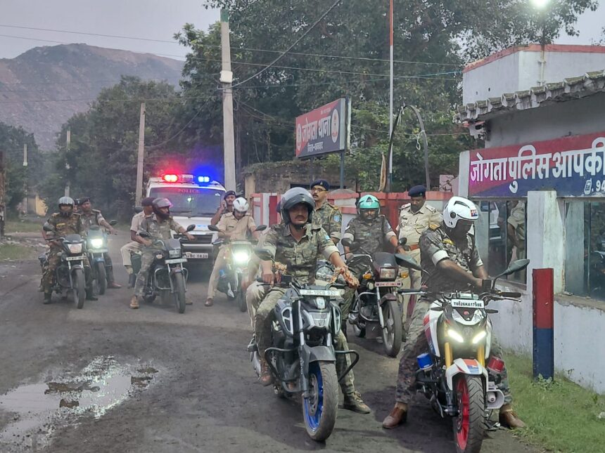 दुर्गा पूजा को लेकर जोगता पुलिस का फ्लैग मार्च, शांति और सौहार्द बनाए रखने की अपील