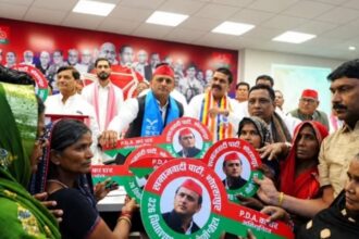 अखिलेश यादव ने पांच गरीब परिवारों को सौंपी ‘पीडीए घर’ की चाबी