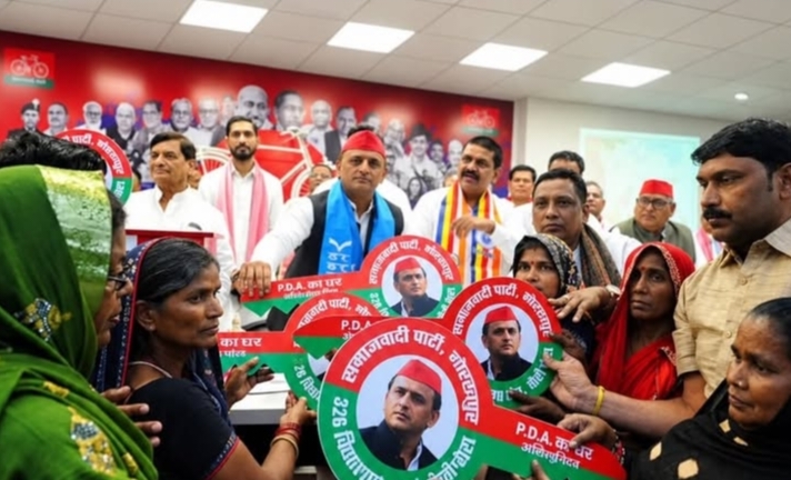 अखिलेश यादव ने पांच गरीब परिवारों को सौंपी ‘पीडीए घर’ की चाबी