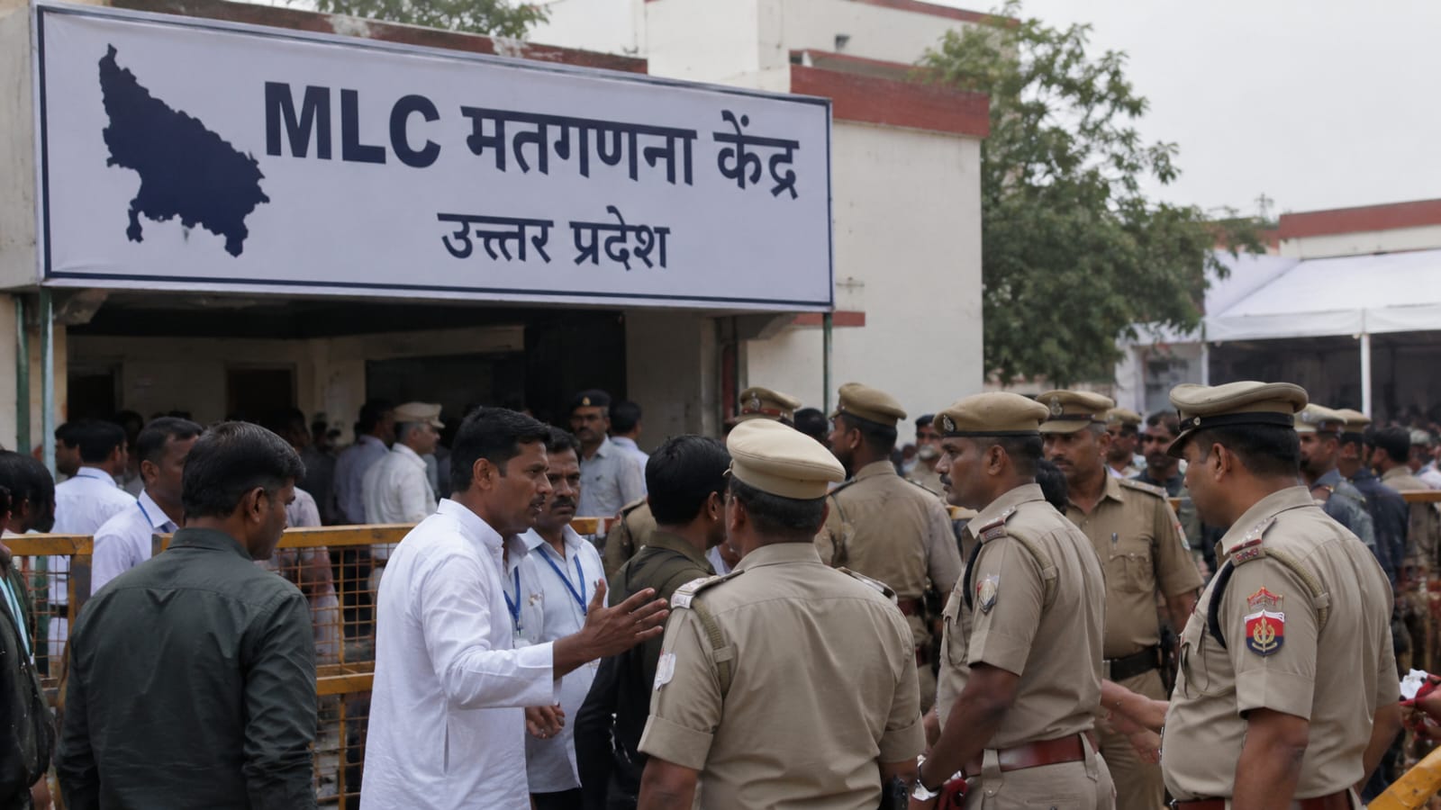 MLC मतगणना में आगरा, मेरठ और गोरखपुर में हंगामे से संबंधित समाचार ग्राफिक