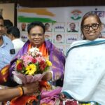 मुंबई कांग्रेस की बैठक में नवनियुक्त प्रभारी डॉ. सिरिवेल्ला प्रसाद का फूलों का गुलदस्ता भेंट कर स्वागत करते कांग्रेस पदाधिकारी।