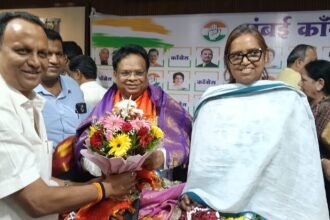 मुंबई कांग्रेस की बैठक में नवनियुक्त प्रभारी डॉ. सिरिवेल्ला प्रसाद का फूलों का गुलदस्ता भेंट कर स्वागत करते कांग्रेस पदाधिकारी।