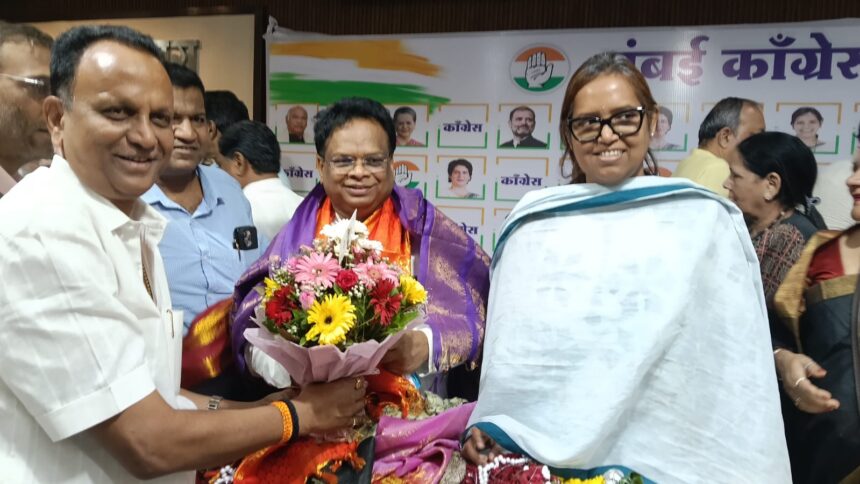 मुंबई कांग्रेस की बैठक में नवनियुक्त प्रभारी डॉ. सिरिवेल्ला प्रसाद का फूलों का गुलदस्ता भेंट कर स्वागत करते कांग्रेस पदाधिकारी।