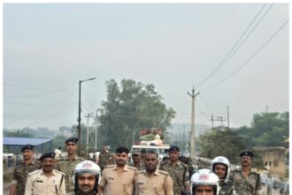दुर्गा पूजा को लेकर जोगता और लोयाबाद पुलिस अलर्ट, अधिकारियों की अगुवाई में निकला फ्लैग मार्च; शांति-सौहार्द बनाए रखने की अपील
