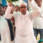 शाहगंज के पूर्व विधायक शैलेंद्र यादव ‘ललई’ उर्स के दौरान सिर पर चादर उठाए हुए