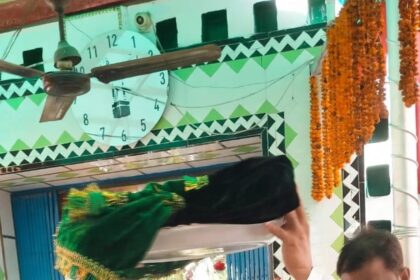 शाहगंज के पूर्व विधायक शैलेंद्र यादव ‘ललई’ उर्स के दौरान सिर पर चादर उठाए हुए