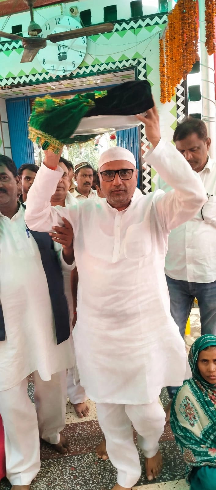 शाहगंज के पूर्व विधायक शैलेंद्र यादव ‘ललई’ उर्स के दौरान सिर पर चादर उठाए हुए