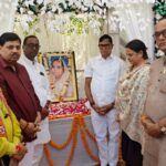 चंचल सिंह के घर पहुंचे कृपाशंकर, शशि सिंह को दी श्रद्धांजलि