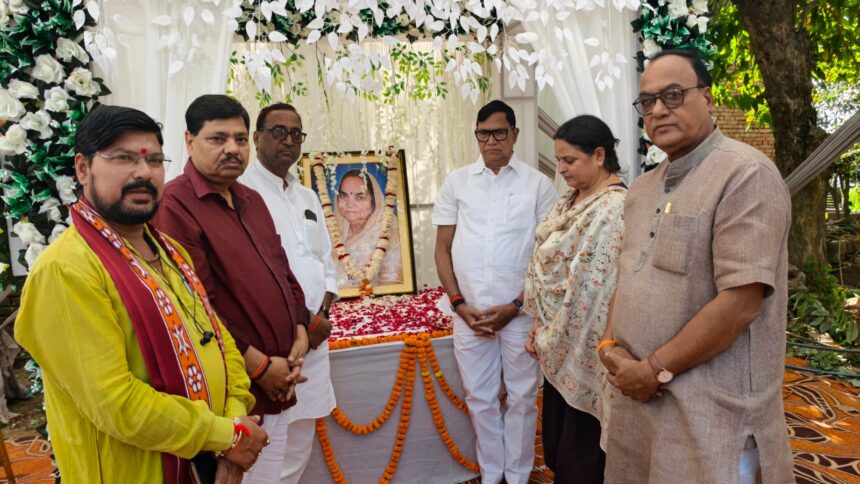 चंचल सिंह के घर पहुंचे कृपाशंकर, शशि सिंह को दी श्रद्धांजलि