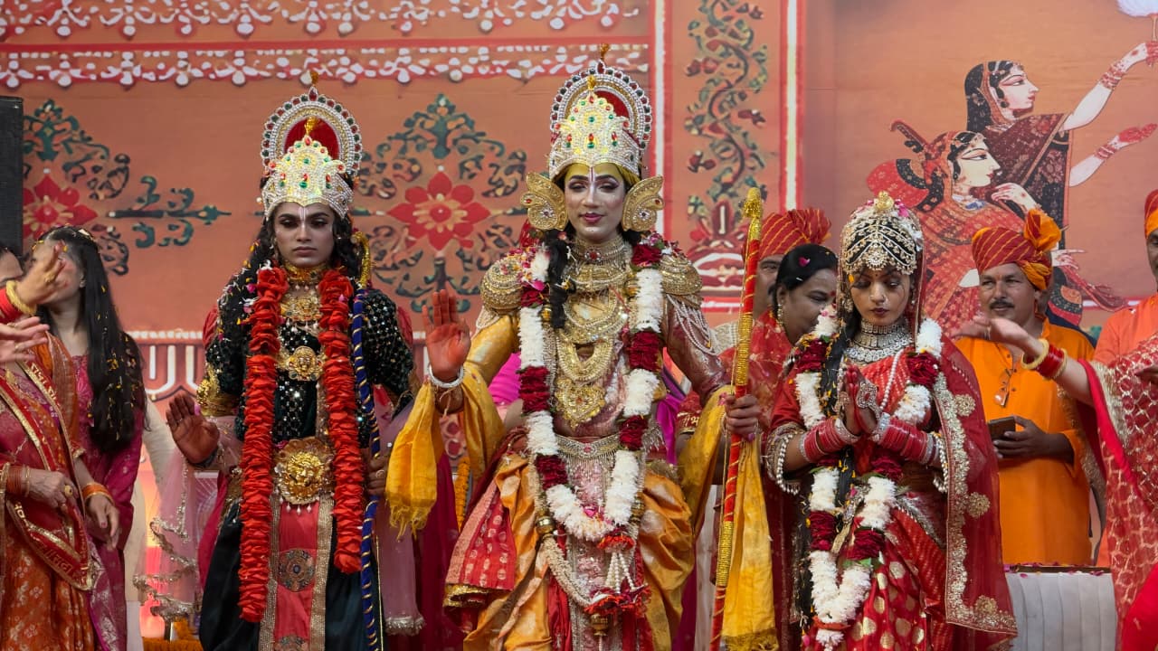 जौनपुर में श्रीराम कथा का चौथा दिन, बड़ों के प्रणाम से आयु और कीर्ति की वृद्धि : शांतनु जी महाराज