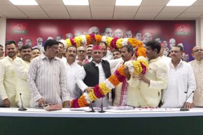 गोंडा में BJP को झटका! भवानी भीख शुक्ला पांच बेटों के साथ सपा में शामिल,