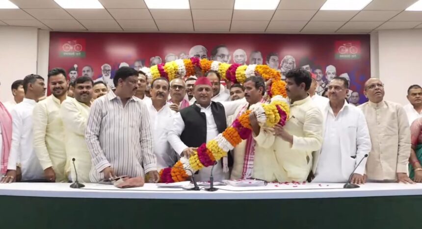 गोंडा में BJP को झटका! भवानी भीख शुक्ला पांच बेटों के साथ सपा में शामिल,