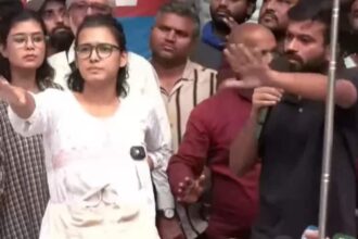 दिल्ली में नेहा बोरा की प्रेस कॉन्फ्रेंस में हंगामा, ‘बंद करो-दफा हो जाओ’ के लगे नारे