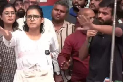 दिल्ली में नेहा बोरा की प्रेस कॉन्फ्रेंस में हंगामा, ‘बंद करो-दफा हो जाओ’ के लगे नारे