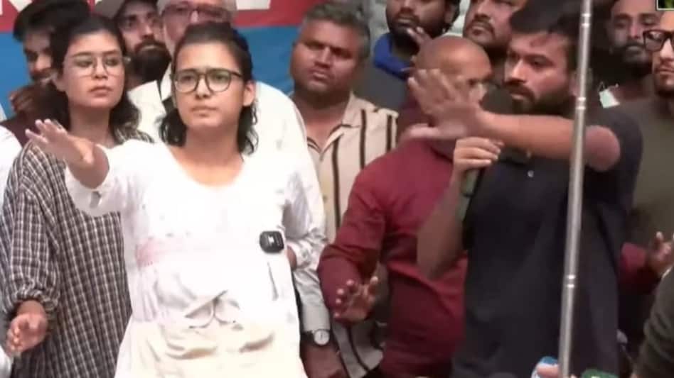 दिल्ली में नेहा बोरा की प्रेस कॉन्फ्रेंस में हंगामा, ‘बंद करो-दफा हो जाओ’ के लगे नारे