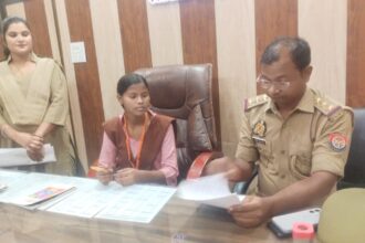 मिशन शक्ति के तहत शाहगंज थाने की एक दिन की प्रभारी बनीं कस्तूरबा विद्यालय की छात्रा अमृता