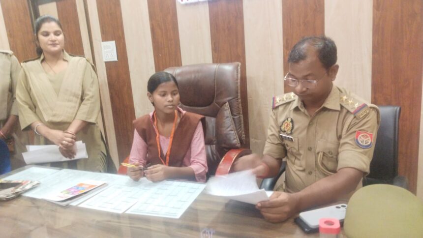 मिशन शक्ति के तहत शाहगंज थाने की एक दिन की प्रभारी बनीं कस्तूरबा विद्यालय की छात्रा अमृता