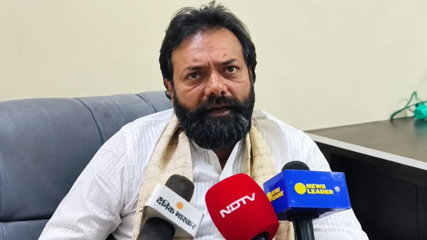 महोबा के चरखारी से भाजपा विधायक बृजभूषण राजपूत से जुड़ा वायरल वीडियो