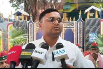 मैनपुरी में विधान परिषद चुनाव के दौरान मतदाता का वोट पहले ही पड़ने का आरोप