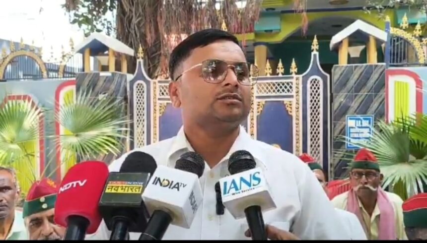 मैनपुरी में विधान परिषद चुनाव के दौरान मतदाता का वोट पहले ही पड़ने का आरोप