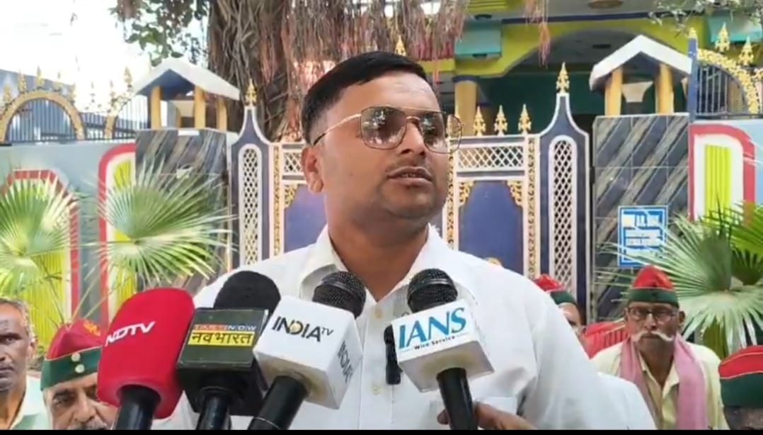 मैनपुरी में विधान परिषद चुनाव के दौरान मतदाता का वोट पहले ही पड़ने का आरोप