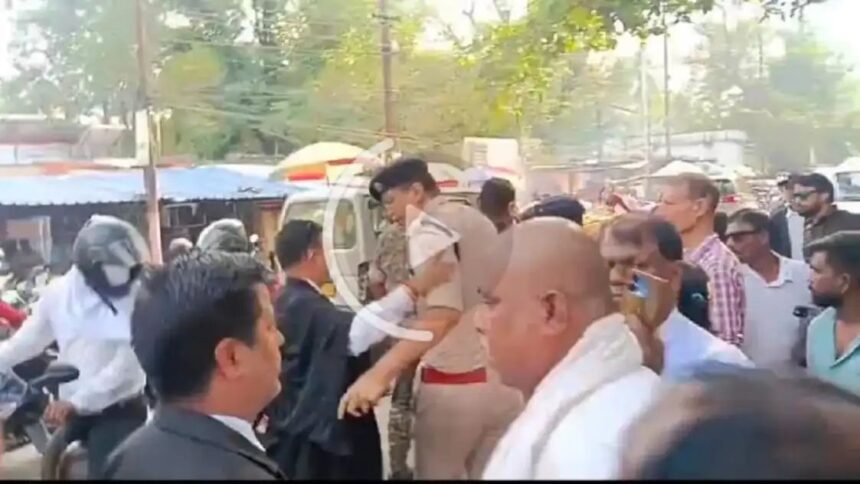 धनबाद कोर्ट परिसर में RPF टीम पर अधिवक्ता से मारपीट का आरोप, सब-इंस्पेक्टर पकड़ा गया