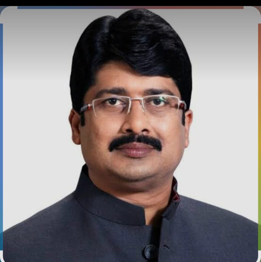 Raja Bhaiya को सोशल मीडिया पर धमकी मिलने से जुड़ा समाचार ग्राफिक