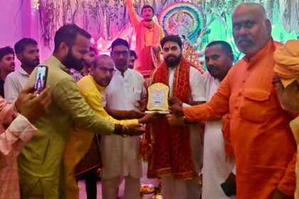 आनंद पांडेय ने गधियाँवा सहित अन्य दुर्गा पंडालों में किए माँ दुर्गा के दर्शन