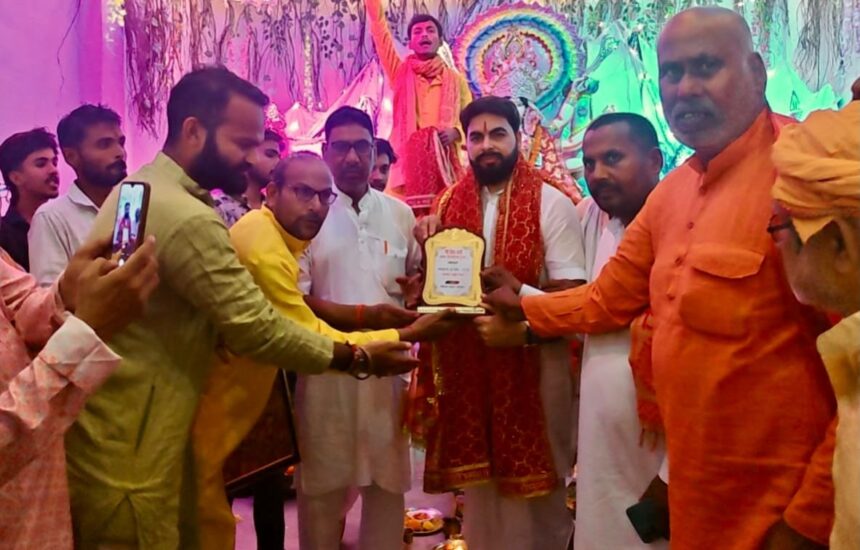 आनंद पांडेय ने गधियाँवा सहित अन्य दुर्गा पंडालों में किए माँ दुर्गा के दर्शन