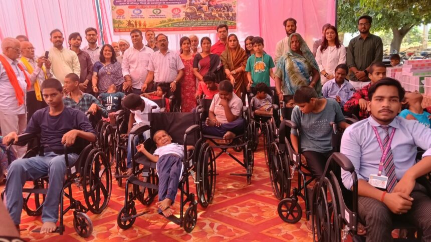 आनंद सेवा संस्थान द्वारा 15 दिव्यांग बच्चों को व्हीलचेयर वितरित