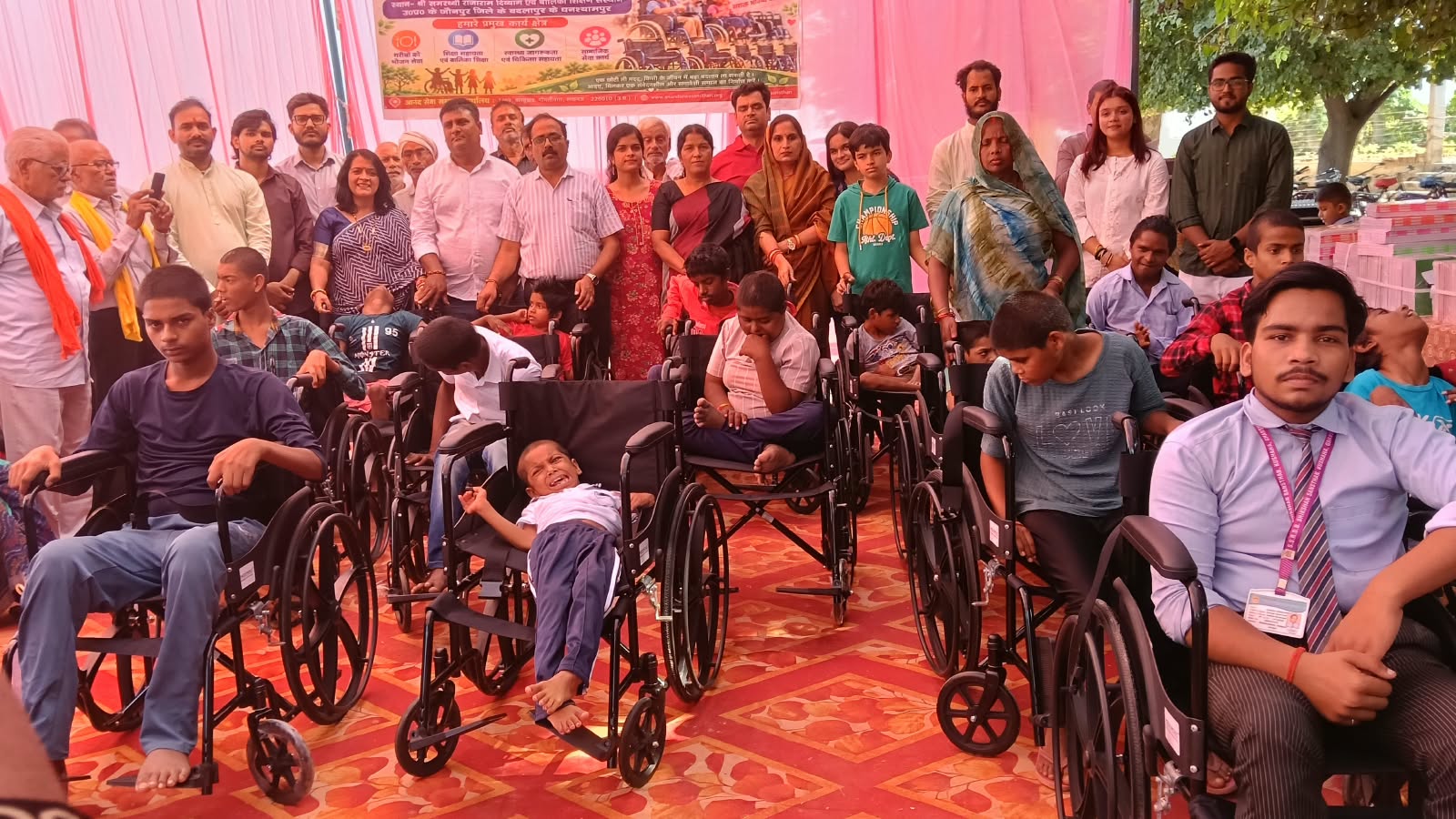 आनंद सेवा संस्थान द्वारा 15 दिव्यांग बच्चों को व्हीलचेयर वितरित
