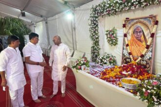 कृपाशंकर सिंह ने पूर्व सांसद हरीश द्विवेदी की मां यशोदा देवी को दी श्रद्धांजलि