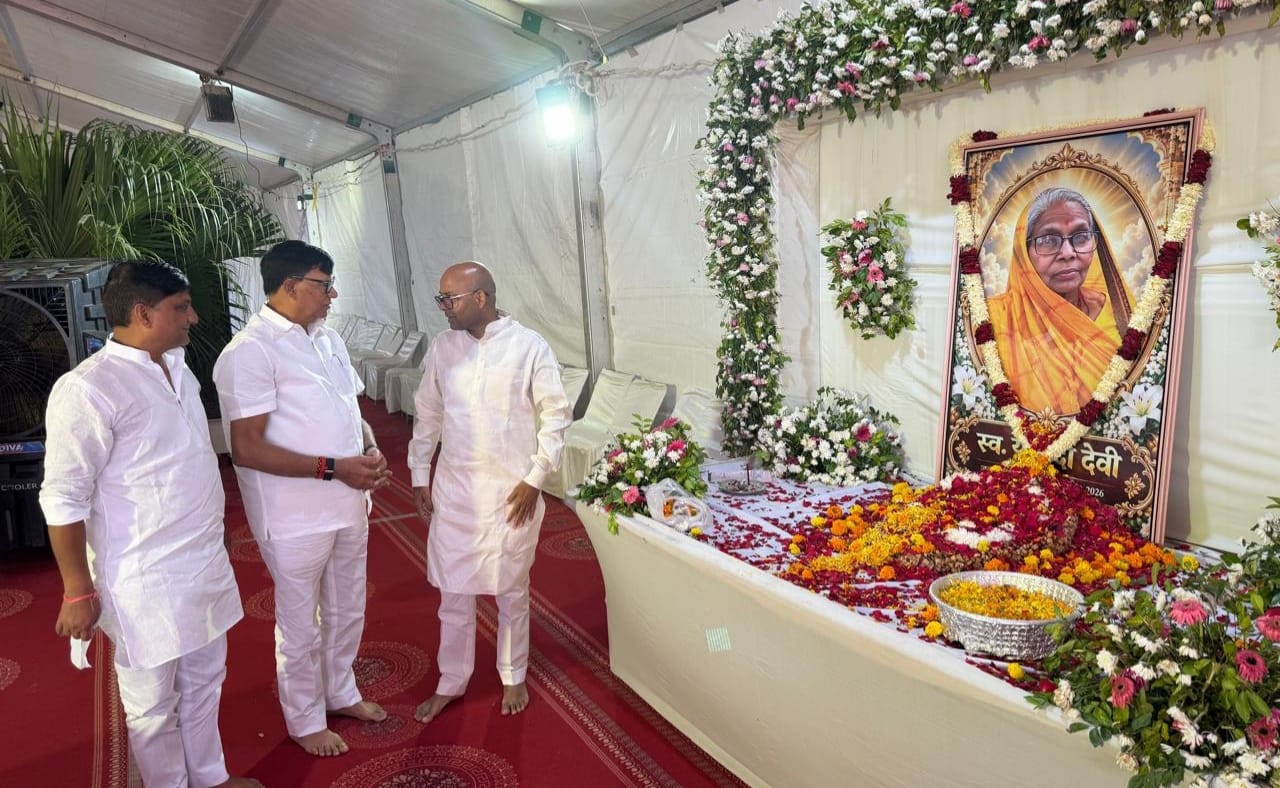 कृपाशंकर सिंह ने पूर्व सांसद हरीश द्विवेदी की मां यशोदा देवी को दी श्रद्धांजलि