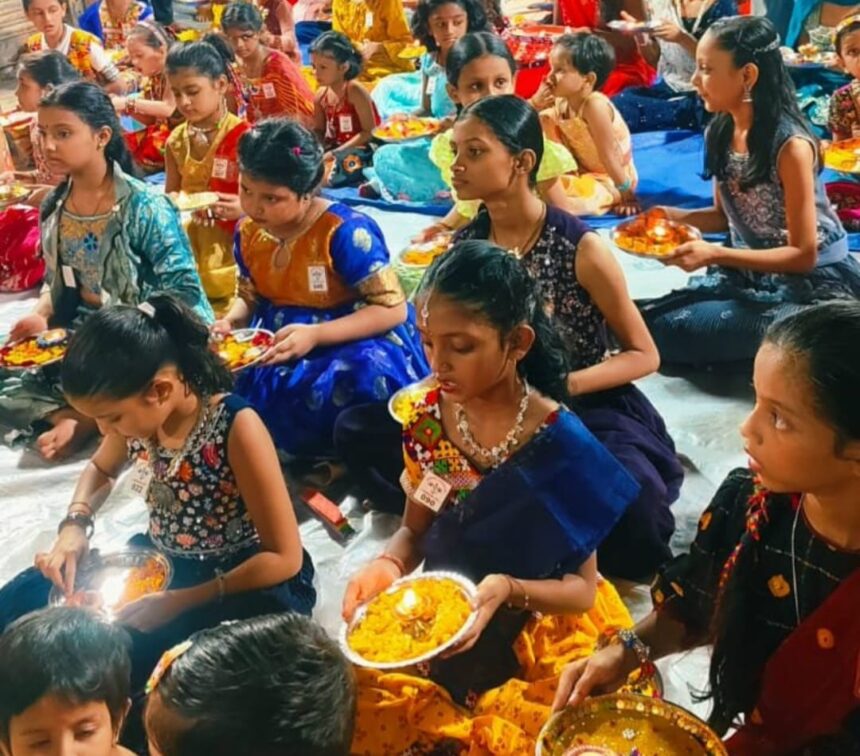 घाटकोपर के अम्बे माता मंदिर में 300 कन्याओं ने की मां अम्बे की आरती
