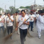 कृपाशंकर सिंह ने जौनपुर में झाड़ू लगाकर स्वच्छता अभियान चलाया