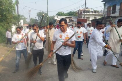 कृपाशंकर सिंह ने जौनपुर में झाड़ू लगाकर स्वच्छता अभियान चलाया