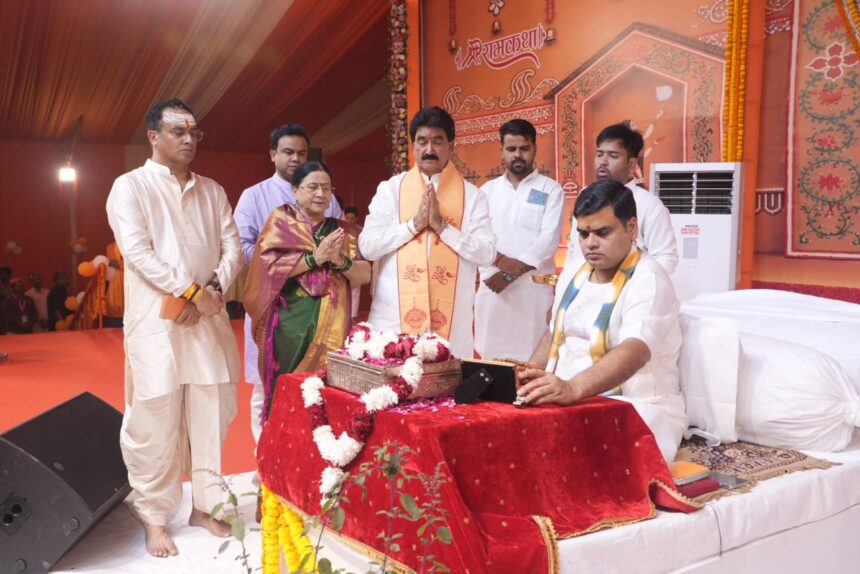 जौनपुर में आचार्य शांतनु महाराज की कथा का तीसरा दिन, ज्ञान प्रकाश सिंह के धर्मपरायणता की सराहना