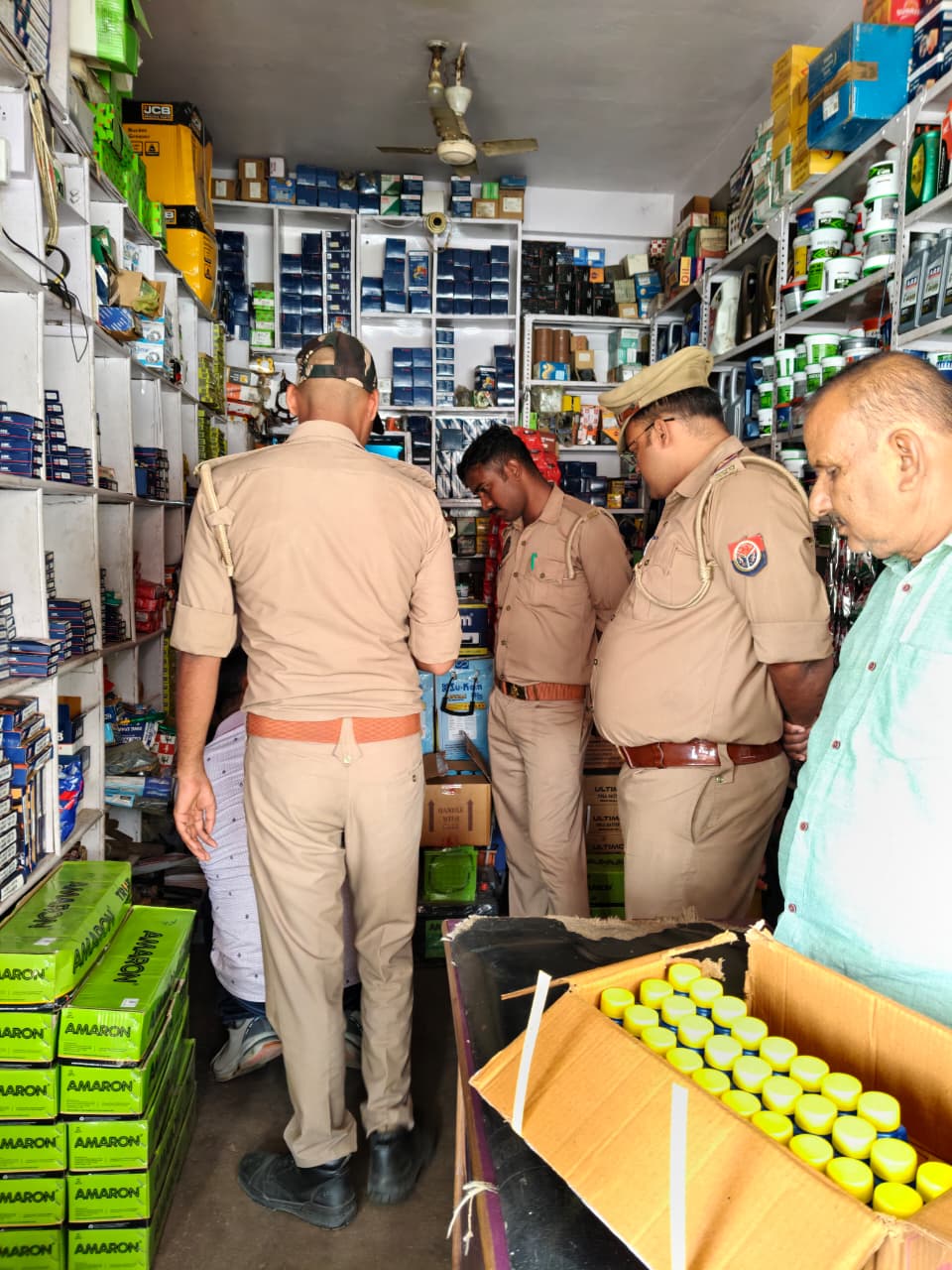 जौनपुर में नकली मोबिल ऑयल का कारोबार, पुलिस ने 3 को दबोचा
