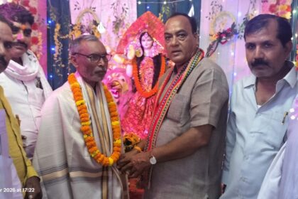 नवरात्रि में माता दुर्गा की भव्य मूर्ति स्थापित करने वाले रामजीत गौतम का सम्मान