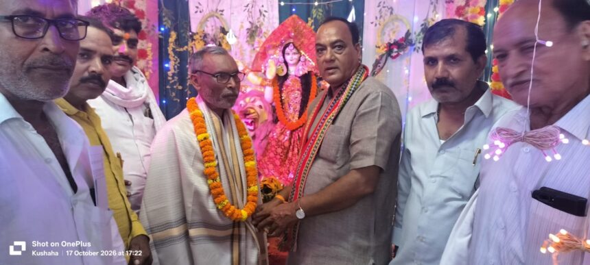 नवरात्रि में माता दुर्गा की भव्य मूर्ति स्थापित करने वाले रामजीत गौतम का सम्मान