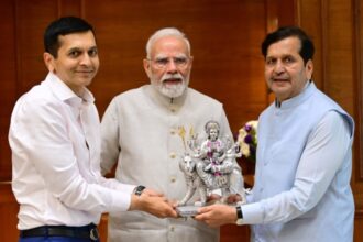 प्रधानमंत्री से मिले मंत्री मंगल प्रभात लोढ़ा, मां दुर्गा की मूर्ति भेंटकर किया सम्मान