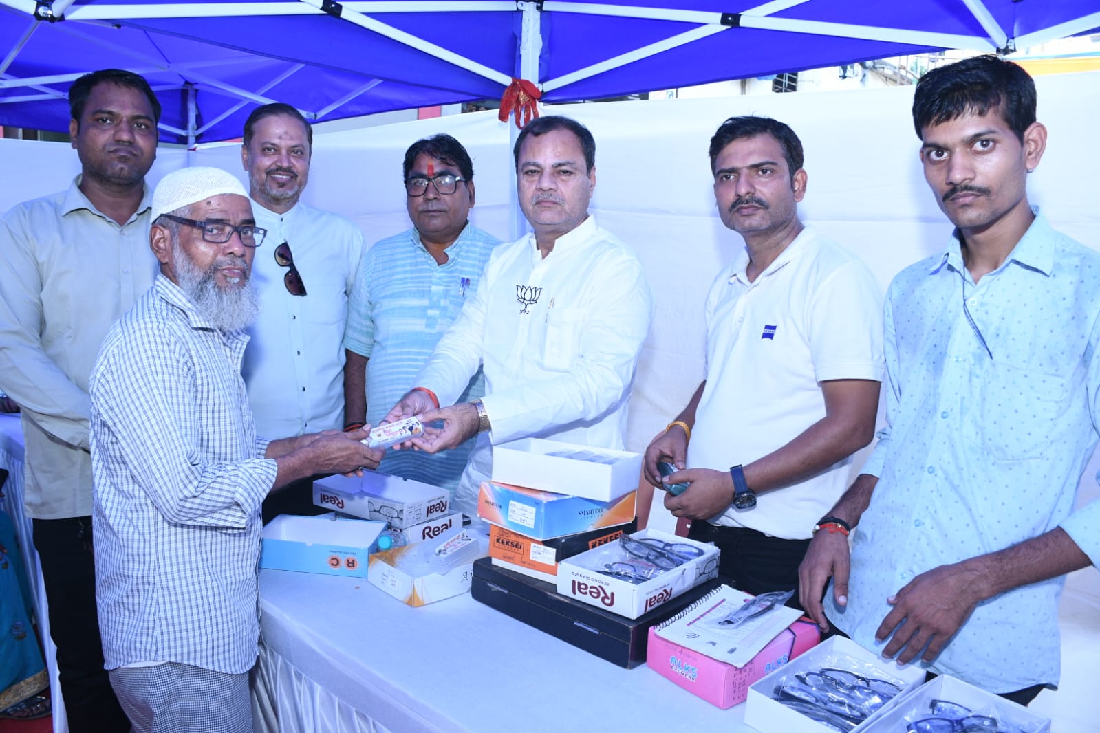 प्रधानमंत्री के जन्मदिन के उपलक्ष में एसएम खान द्वारा मुफ्त चिकित्सा शिविर का आयोजन