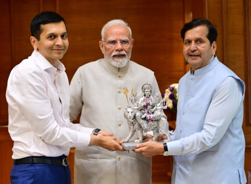 प्रधानमंत्री से मिले मंत्री मंगल प्रभात लोढ़ा, मां दुर्गा की मूर्ति भेंटकर किया सम्मान