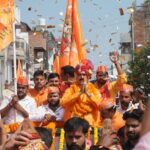 भाजपा नेता ज्ञान प्रकाश सिंह के नेतृत्व में निकली कलश यात्रा पर हेलीकॉप्टर से पुष्प वर्षा
