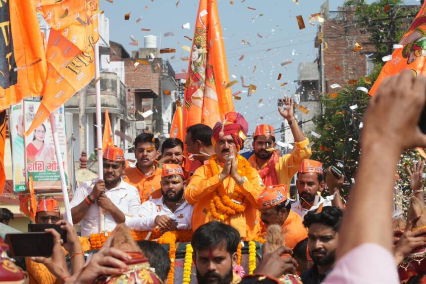 भाजपा नेता ज्ञान प्रकाश सिंह के नेतृत्व में निकली कलश यात्रा पर हेलीकॉप्टर से पुष्प वर्षा