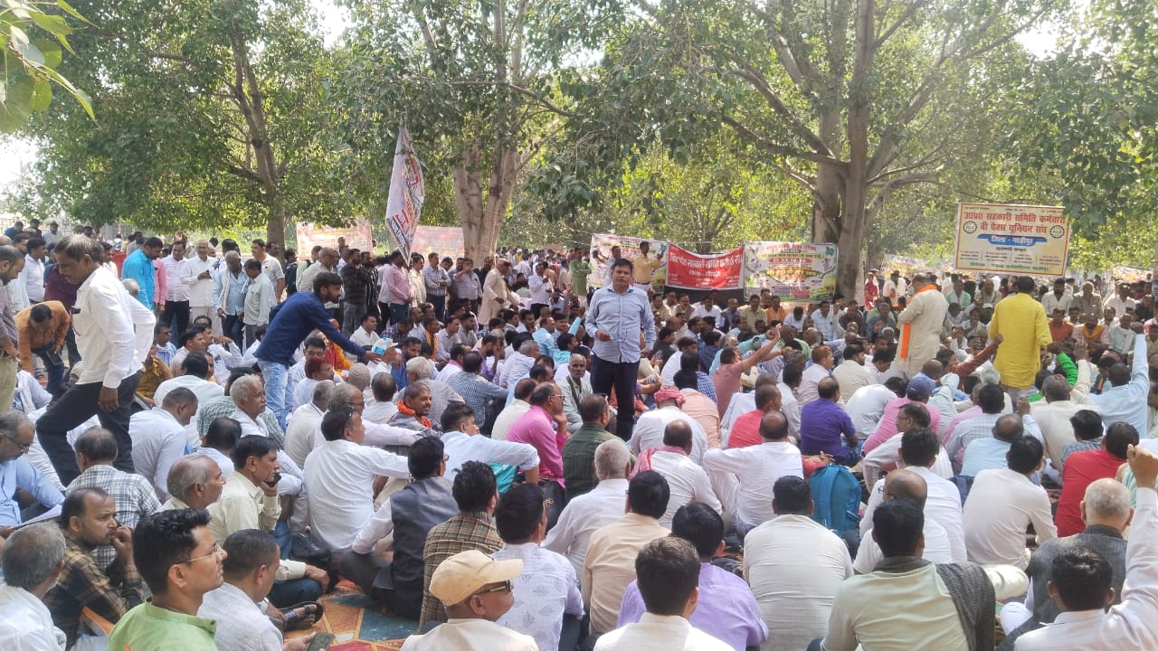 महा हड़ताल एवं धरना प्रदर्शन में पहुंचे जौनपुर साधन सहकारी समिति के सचिव
